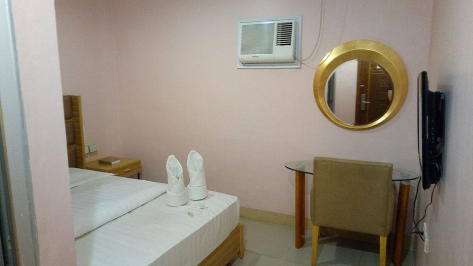 Deluxe Room | Desk, bed sheets