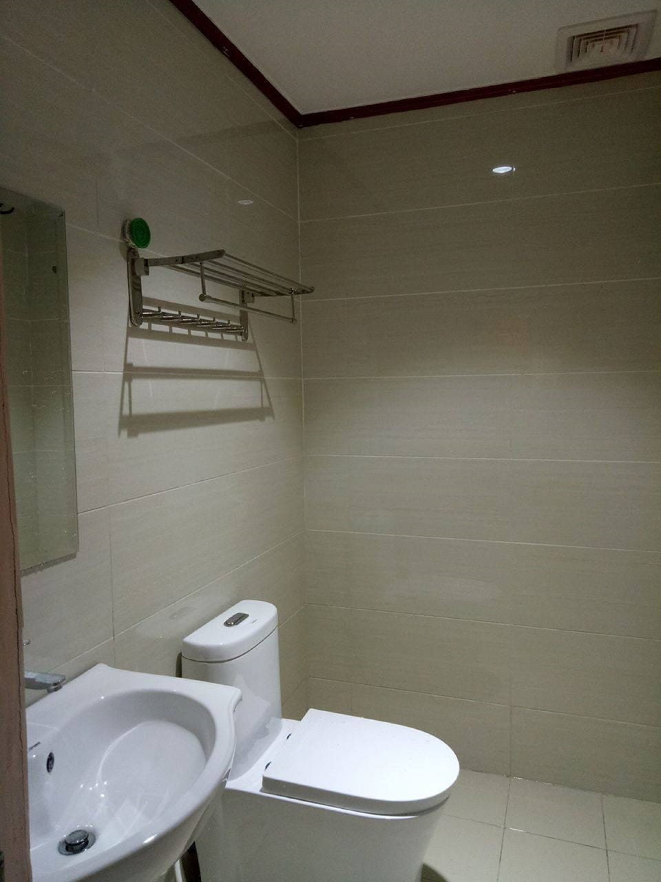 Shower, free toiletries, slippers, bidet