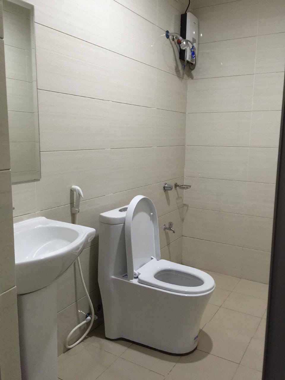 Shower, free toiletries, slippers, bidet
