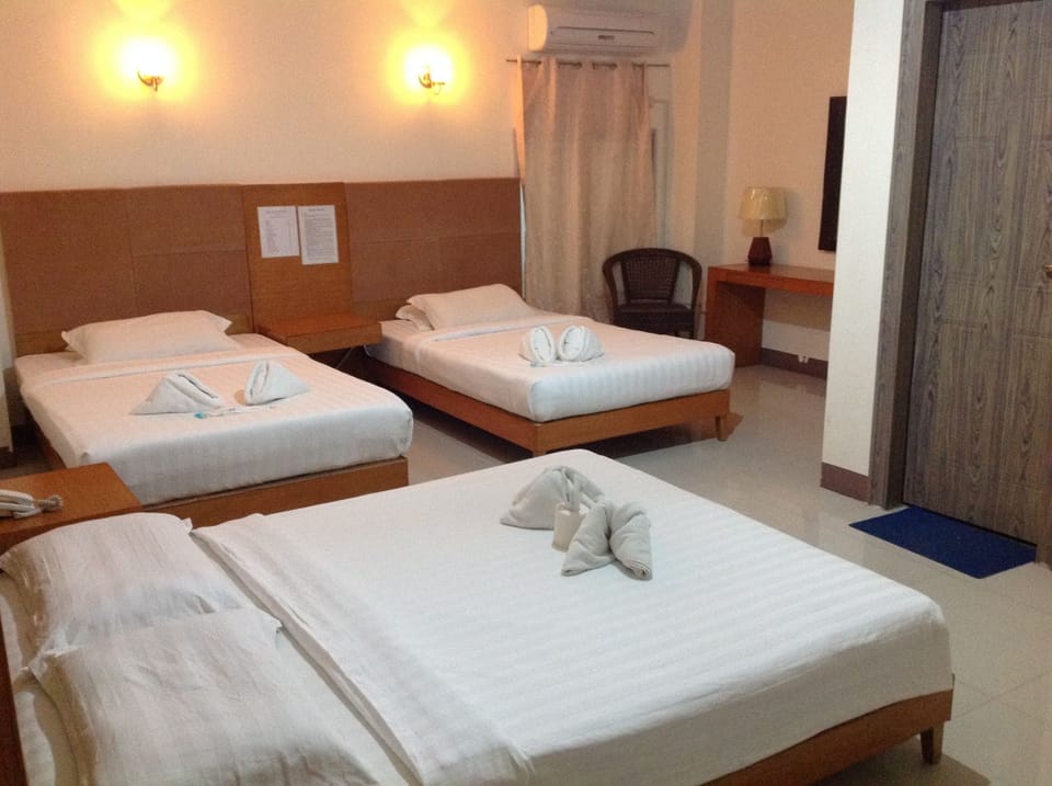 VIP Family Room | Desk, rollaway beds, bed sheets