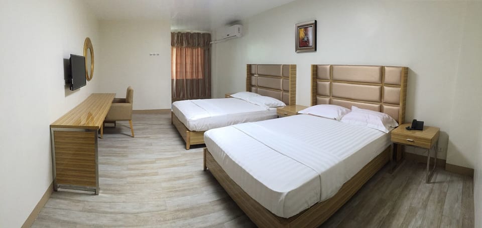 Family Room | Desk, rollaway beds, bed sheets