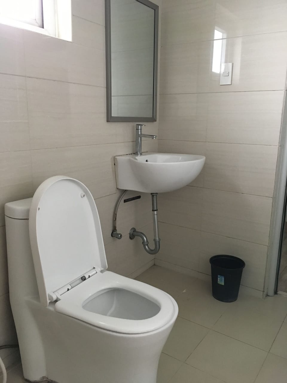 Family Room | Bathroom | Shower, free toiletries, towels
