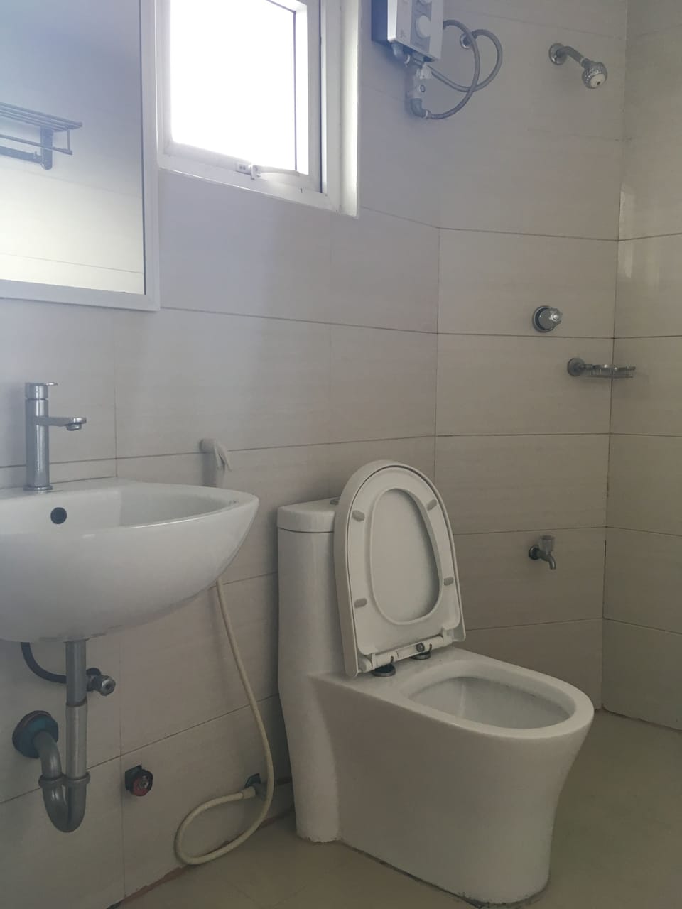 Deluxe Room | Bathroom | Shower, free toiletries, towels