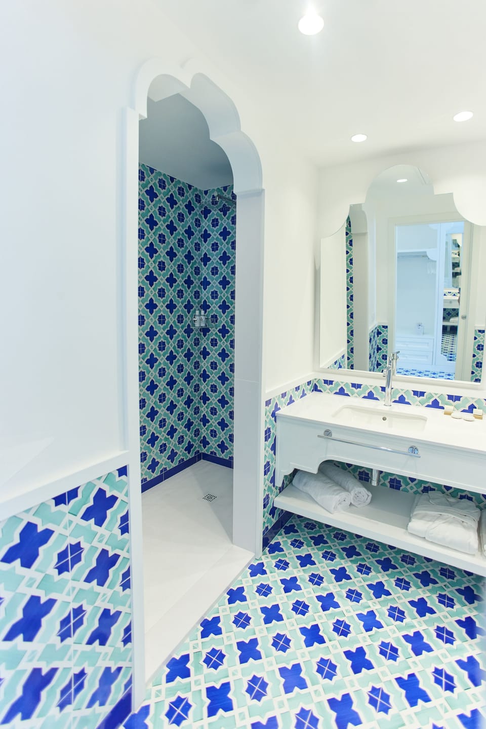 Suite Junior | Bathroom | Deep soaking tub, rainfall showerhead, free toiletries, hair dryer