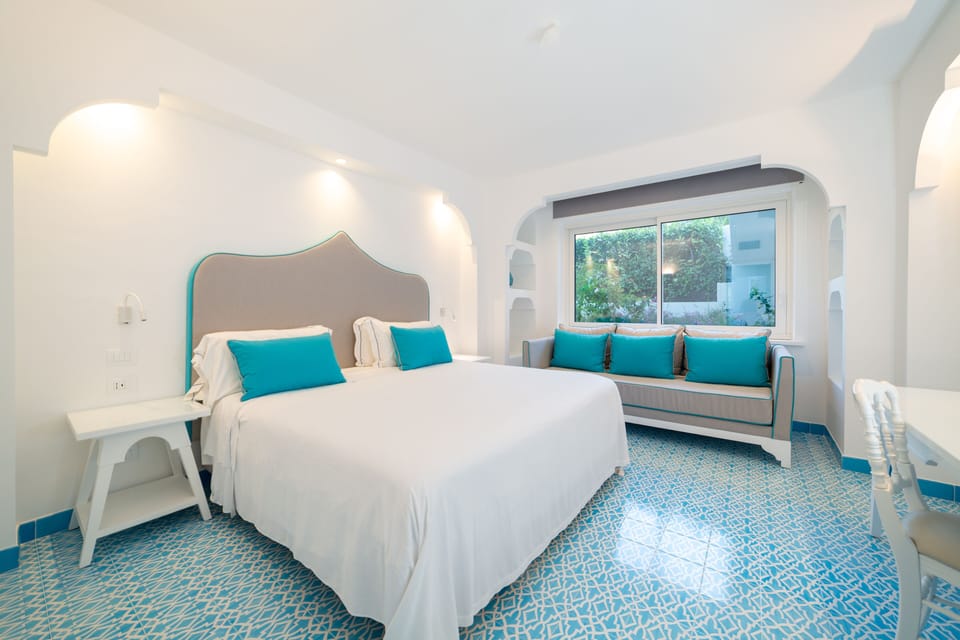 Suite Junior | Minibar, in-room safe, individually decorated, individually furnished