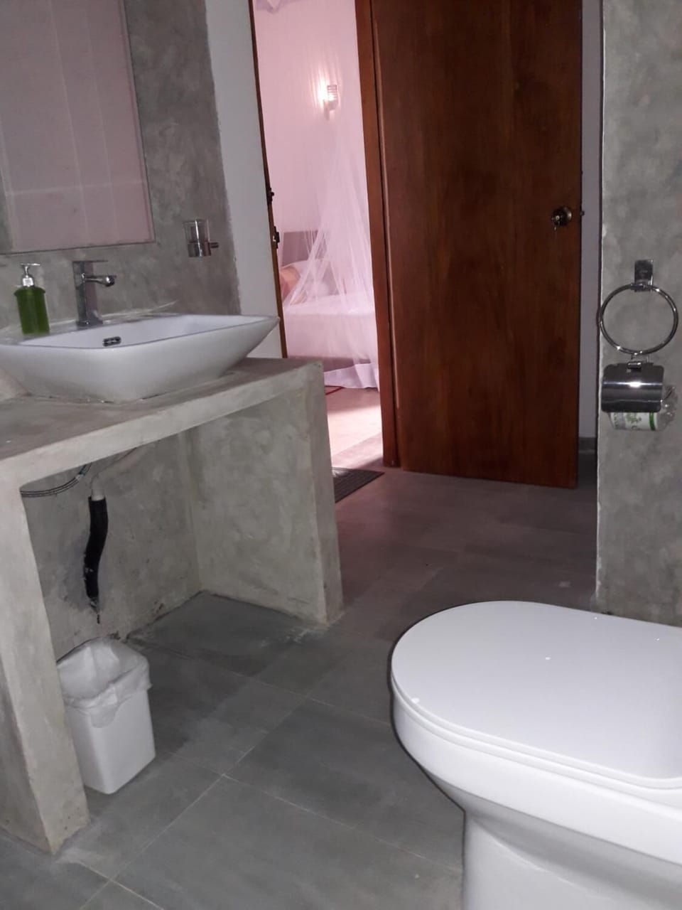 Shower, free toiletries, towels