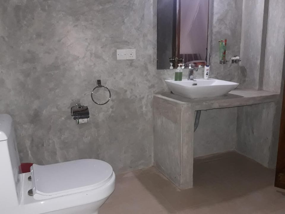 Shower, free toiletries, towels