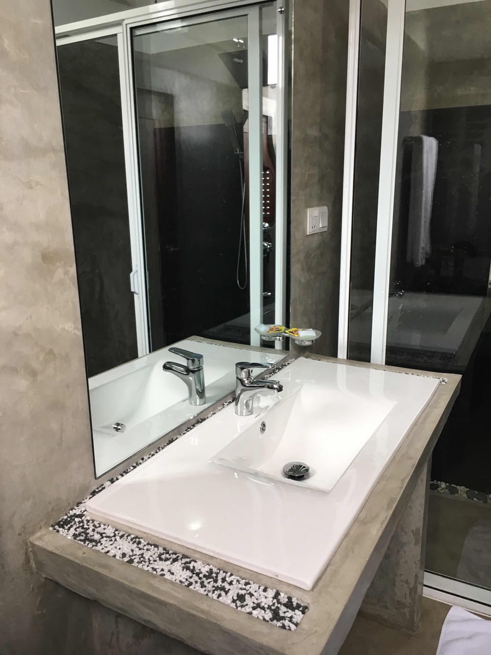 Shower, free toiletries, towels