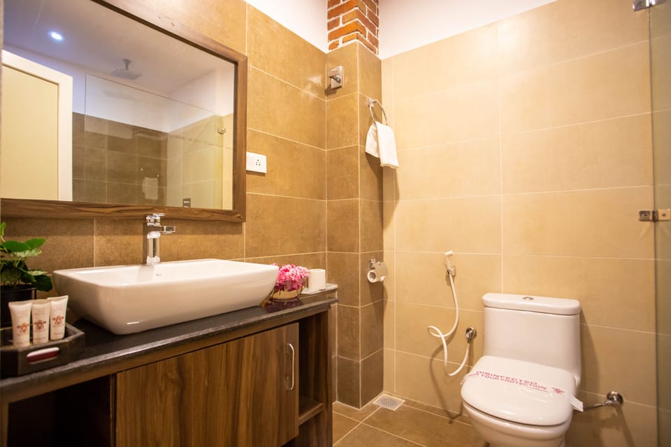 Junior Suite Room | Bathroom | Combined shower/tub, towels