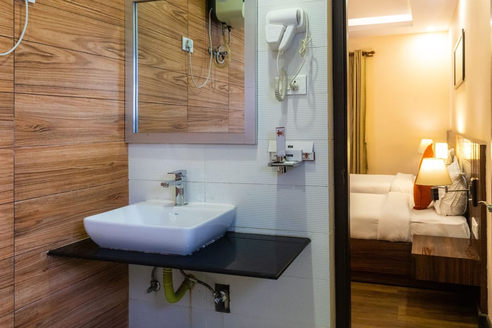 Combined shower/tub, towels