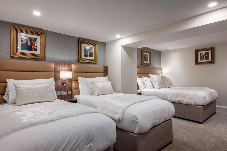 Quadruple Room | In-room safe, iron/ironing board, free WiFi, bed sheets