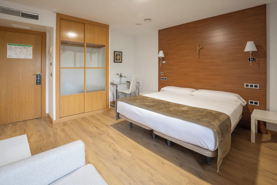 Double Room | Desk, laptop workspace, free WiFi, bed sheets