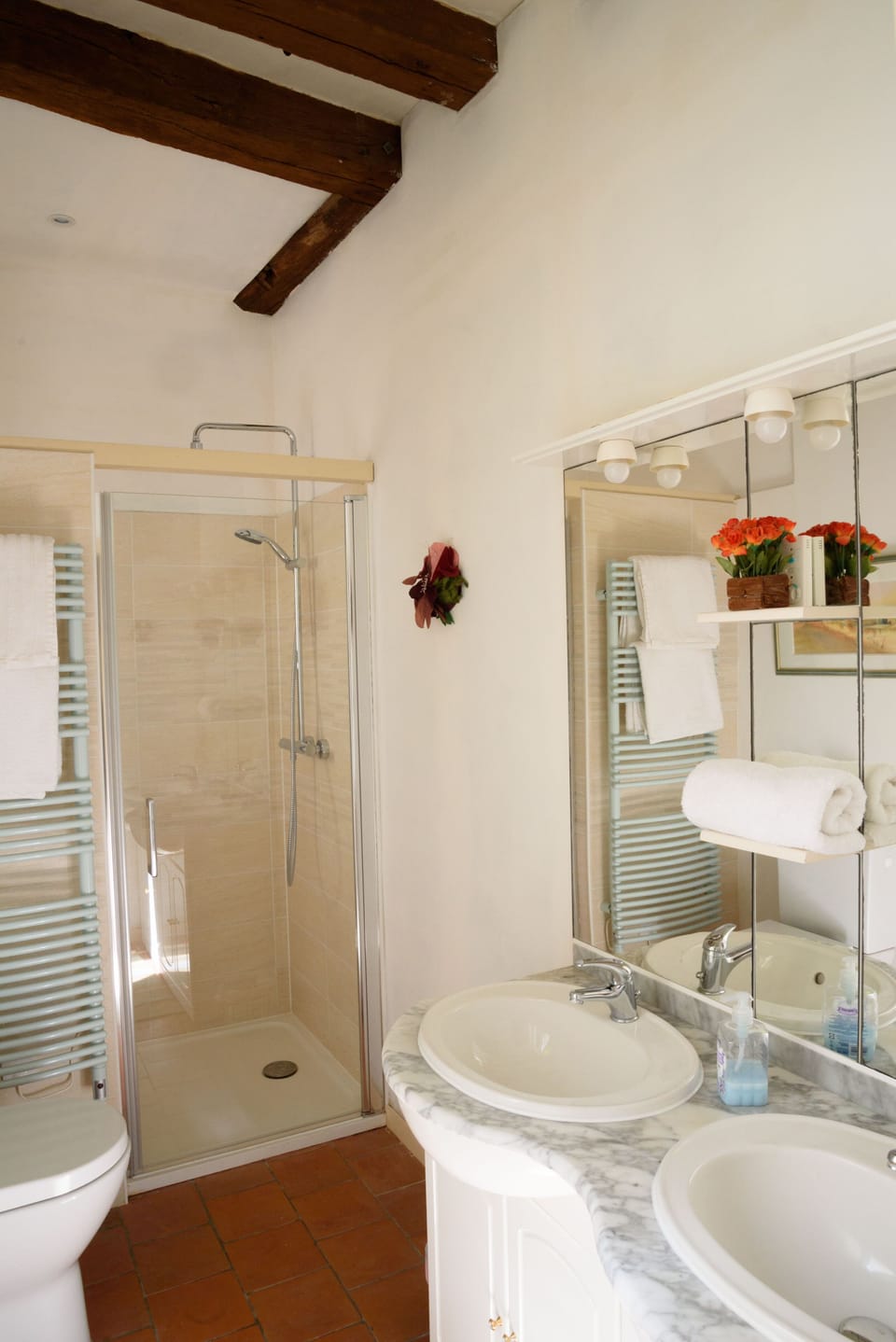 Comfort Double Room | Bathroom | Shower, free toiletries, hair dryer, towels