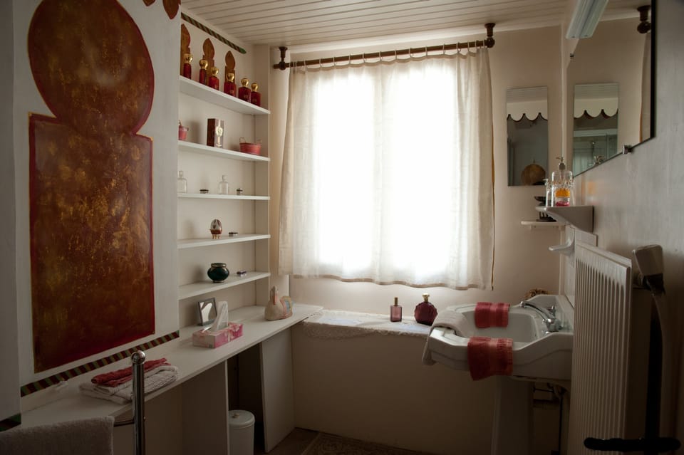 Bathroom sink