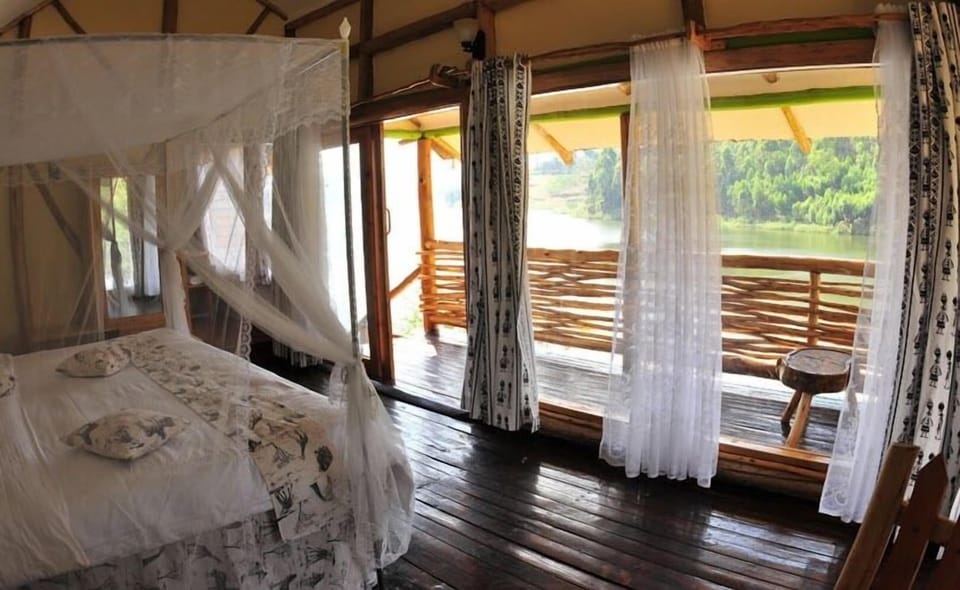 Premium bedding, in-room safe, desk, free WiFi