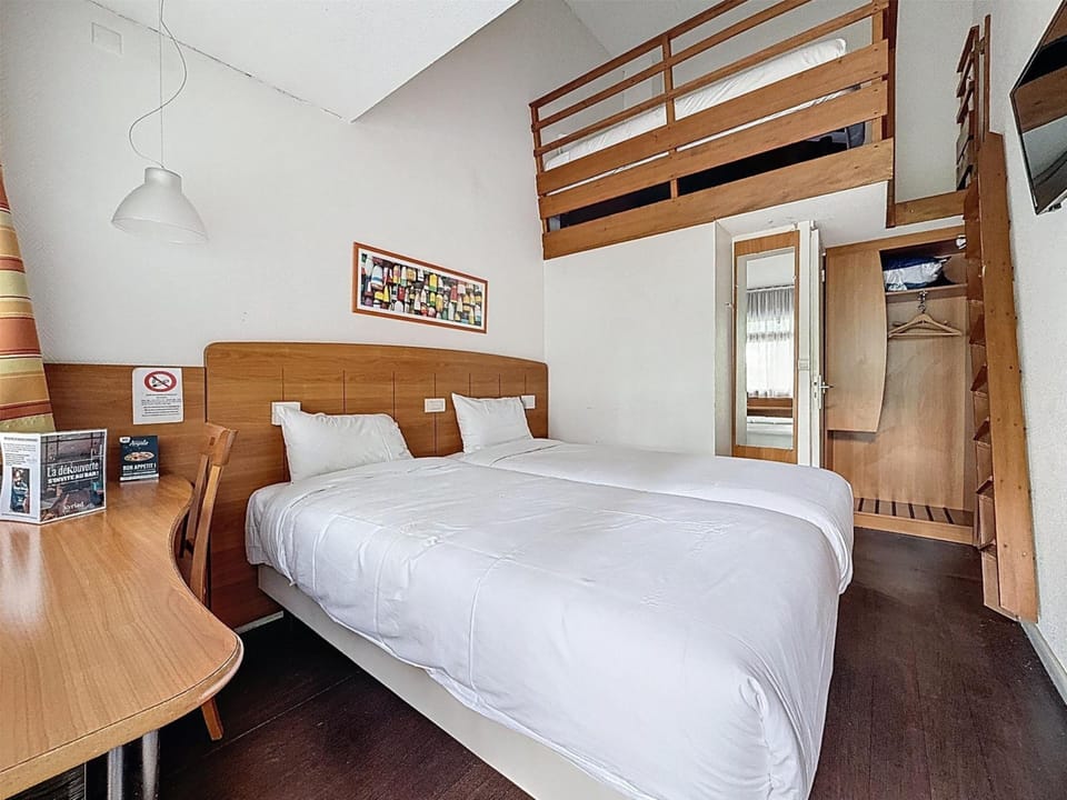 Standard Room - 2 Single Beds 1 Single Bed in mezzanine | Room amenity