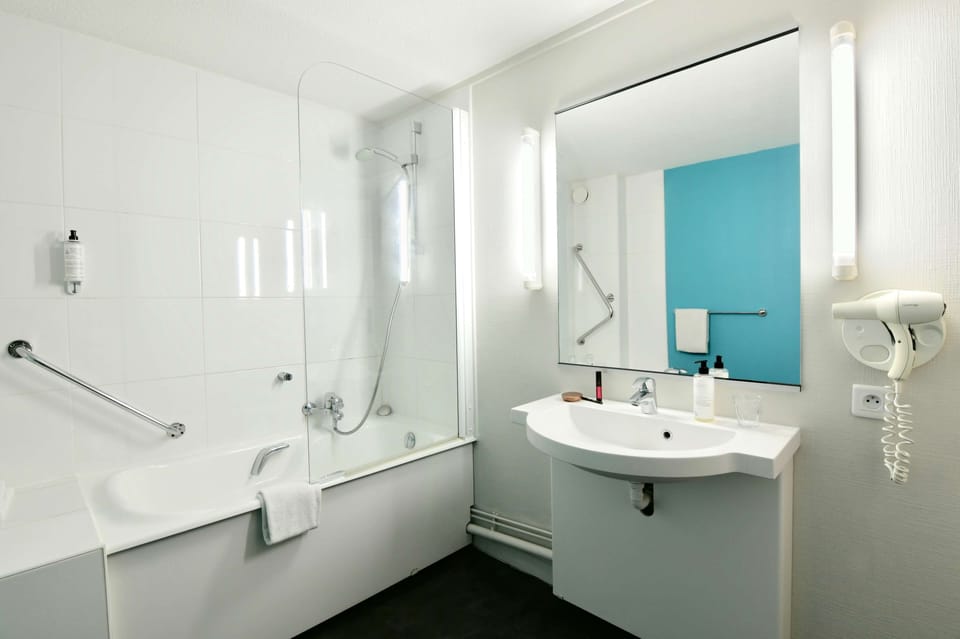 Standard Room, 2 Twin Beds | Accessible bathroom