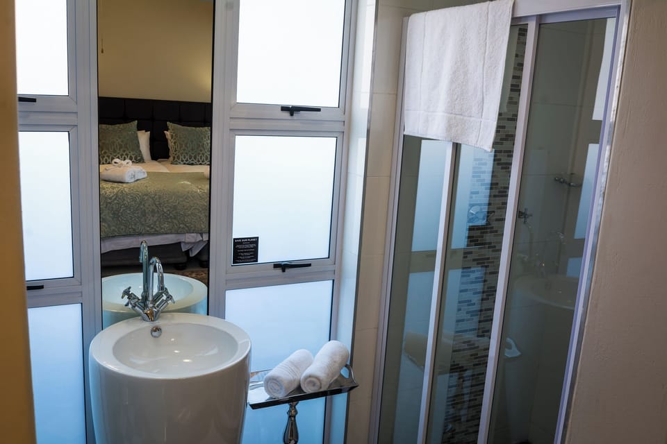 Luxury Twin Room, 1 Bedroom | Bathroom | Shower, rainfall showerhead, free toiletries, hair dryer