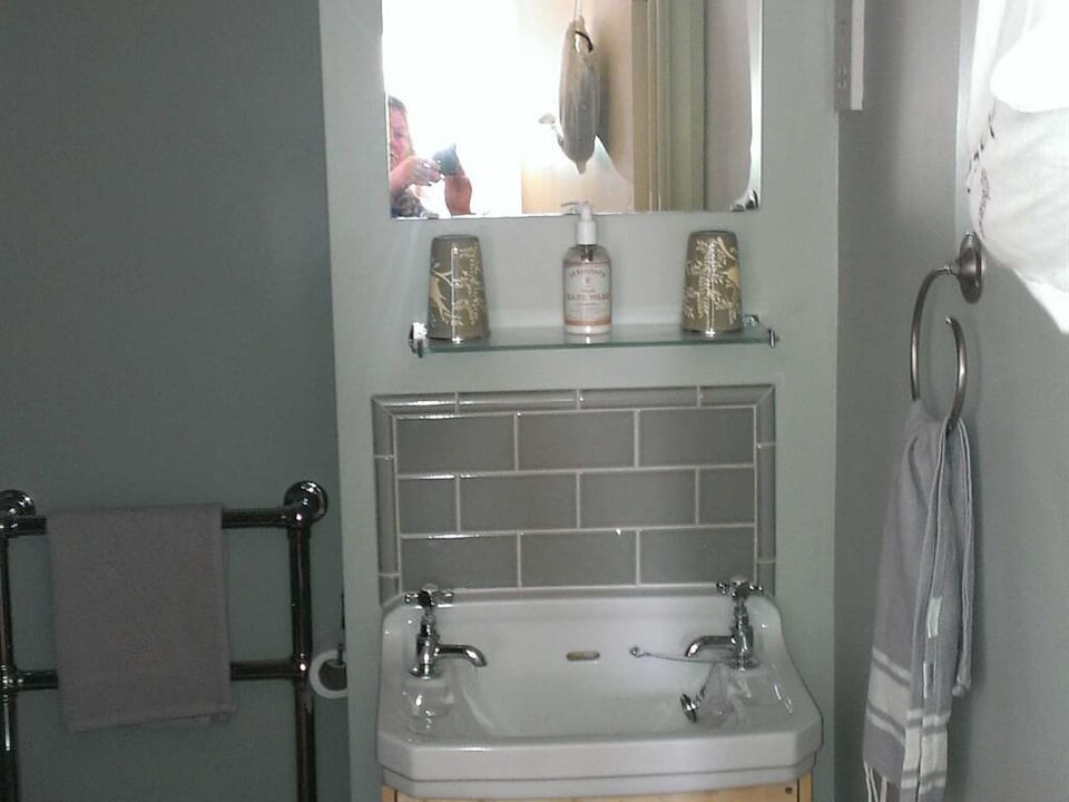 Comfort Double or Twin Room, Ensuite, Garden View | Bathroom