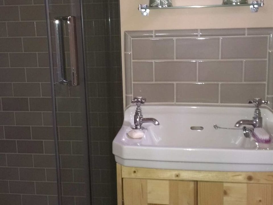 Comfort Double Room, Ensuite, Garden View | Bathroom