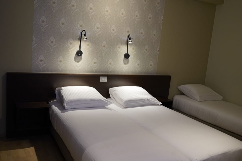Comfort Triple Room | In-room safe, desk, laptop workspace, iron/ironing board