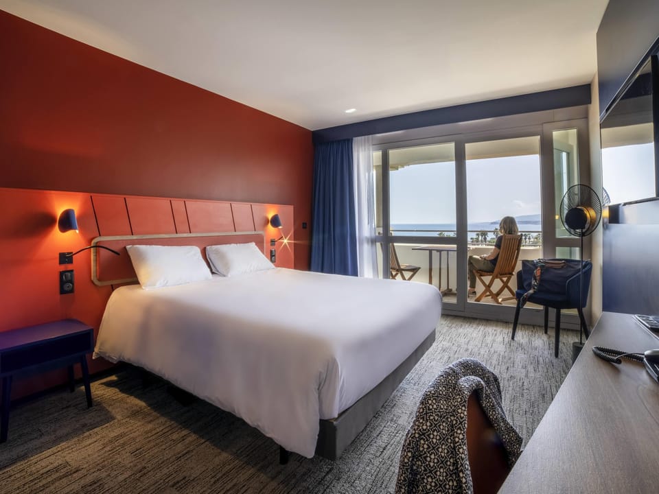 Classic Room, 1 Double Bed | Minibar, in-room safe, desk, soundproofing
