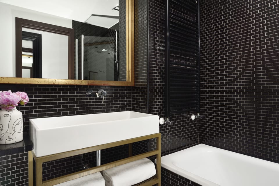 Combined shower/tub, free toiletries, hair dryer, slippers