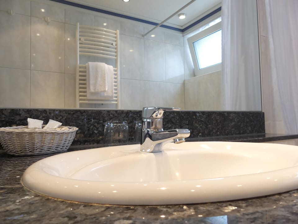 Superior Twin Room | Bathroom | Combined shower/tub, free toiletries, hair dryer, towels