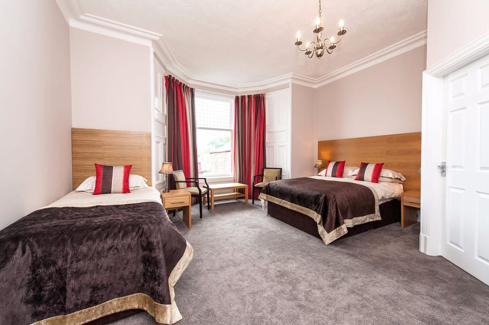 Family Room, Ensuite | Hypo-allergenic bedding, iron/ironing board, free WiFi, bed sheets