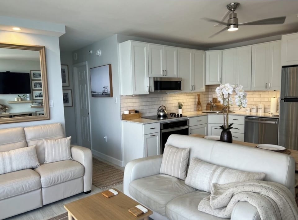 One Bedroom Apartment, Bay view 504 | Living area | TV