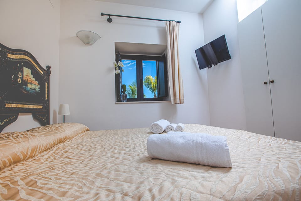 Camera Matrimoniale Piccola | Free WiFi, bed sheets