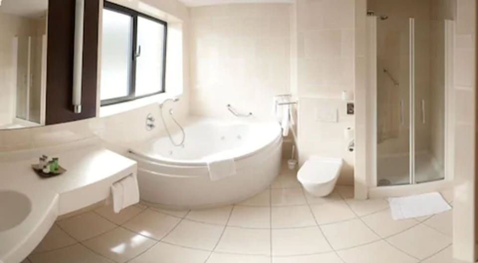Deep soaking bathtub
