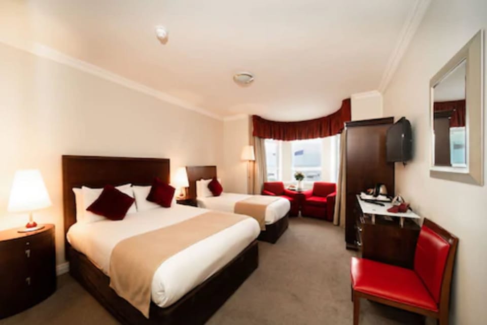 Triple Room | In-room safe, desk, laptop workspace, iron/ironing board (on request)