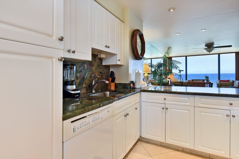 Condo, 1 Bedroom | Private kitchen | Fridge, microwave, oven, coffee/tea maker