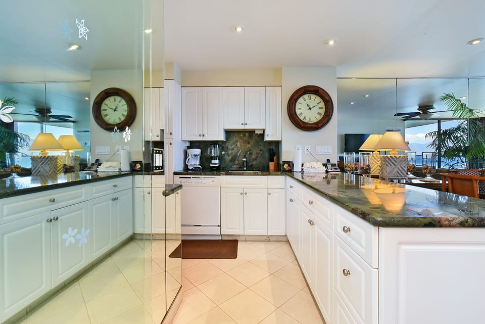 Condo, 1 Bedroom | Private kitchen | Fridge, microwave, oven, coffee/tea maker