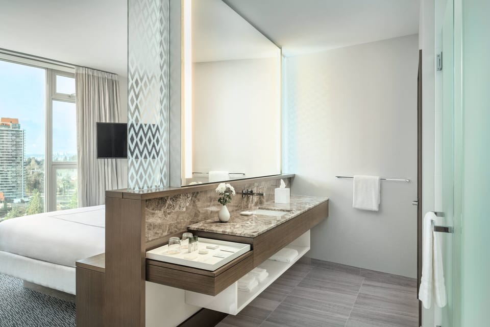 Room, 1 King Bed | Bathroom | Shower, free toiletries, hair dryer, bathrobes
