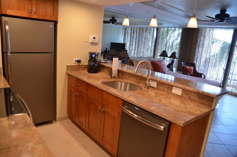 Studio | Private kitchen | Fridge, microwave, oven, coffee/tea maker