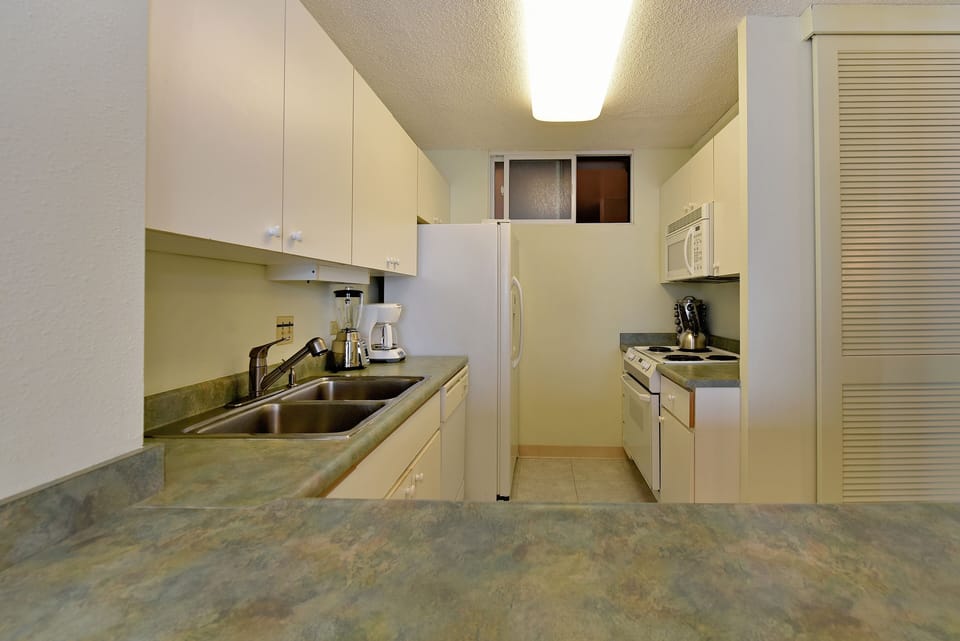 Condo, 1 Bedroom | Private kitchen | Fridge, microwave, oven, coffee/tea maker