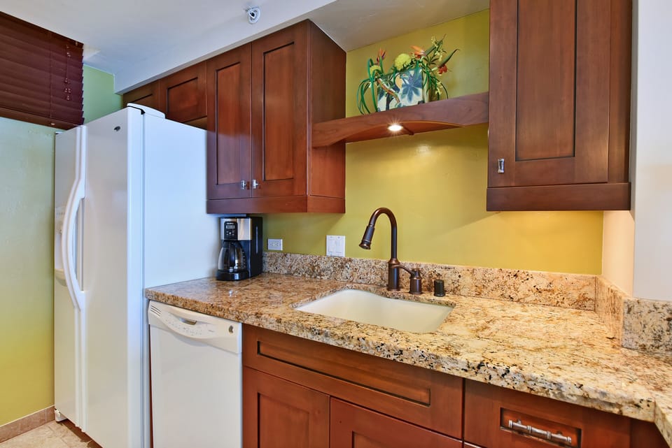 Condo, 1 Bedroom | Private kitchen | Fridge, microwave, oven, coffee/tea maker