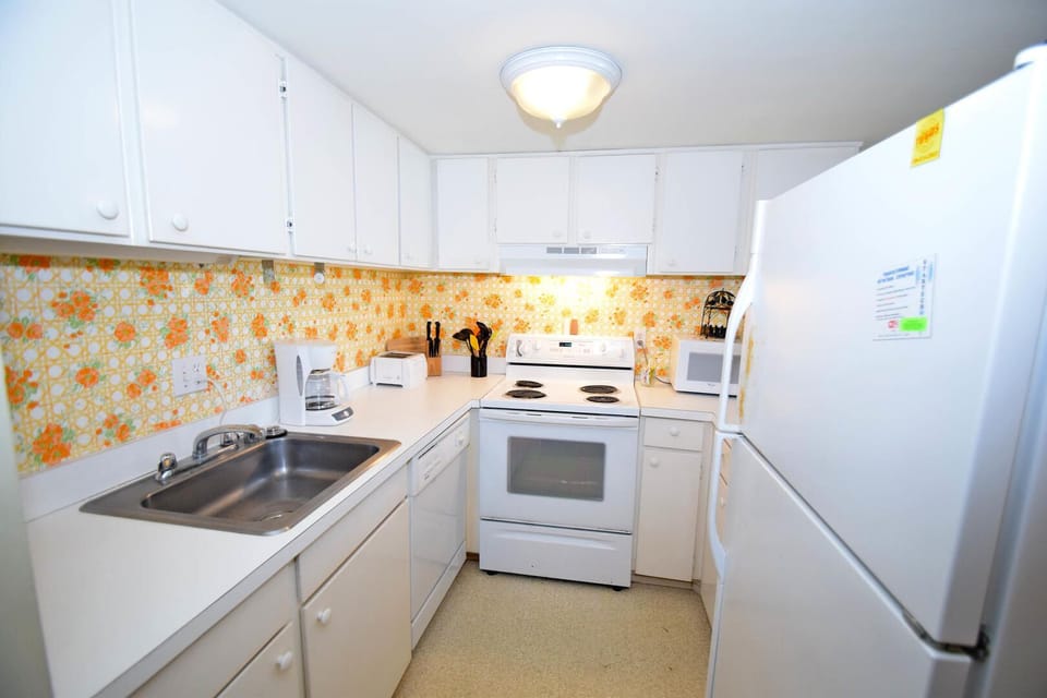 Condo, 1 Bedroom | Private kitchen | Fridge, microwave, dishwasher, coffee/tea maker