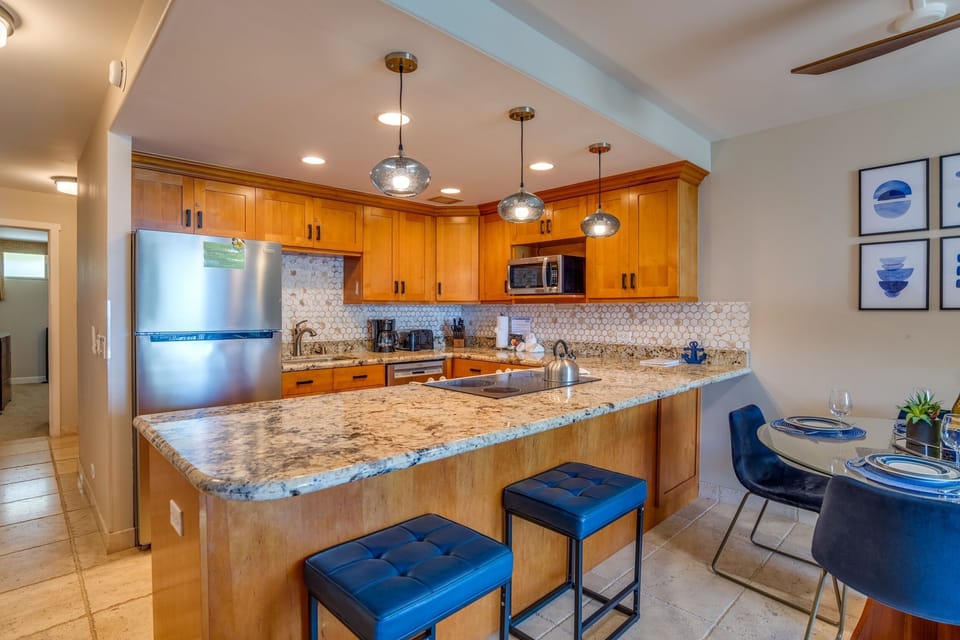 Condo, 1 Bedroom | Private kitchen | Coffee/tea maker, fridge, microwave, oven