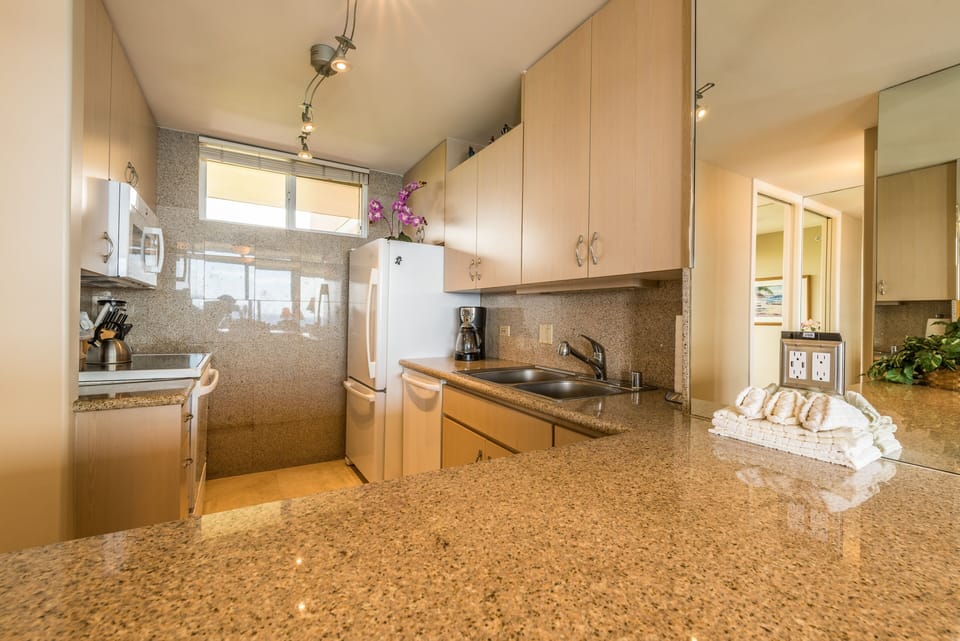 Condo, 1 Bedroom | Private kitchen | Fridge, microwave, oven, coffee/tea maker