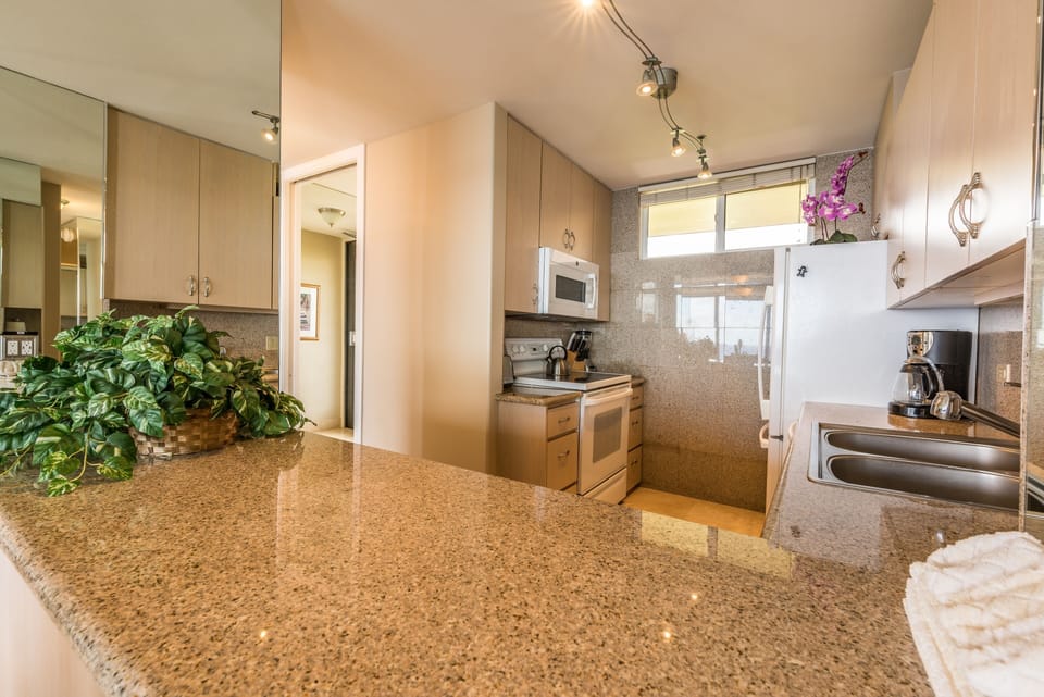 Condo, 1 Bedroom | Private kitchen | Fridge, microwave, oven, coffee/tea maker
