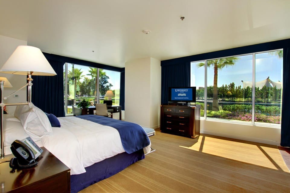 Superior Suite, 1 King Bed | Premium bedding, desk, blackout drapes, iron/ironing board