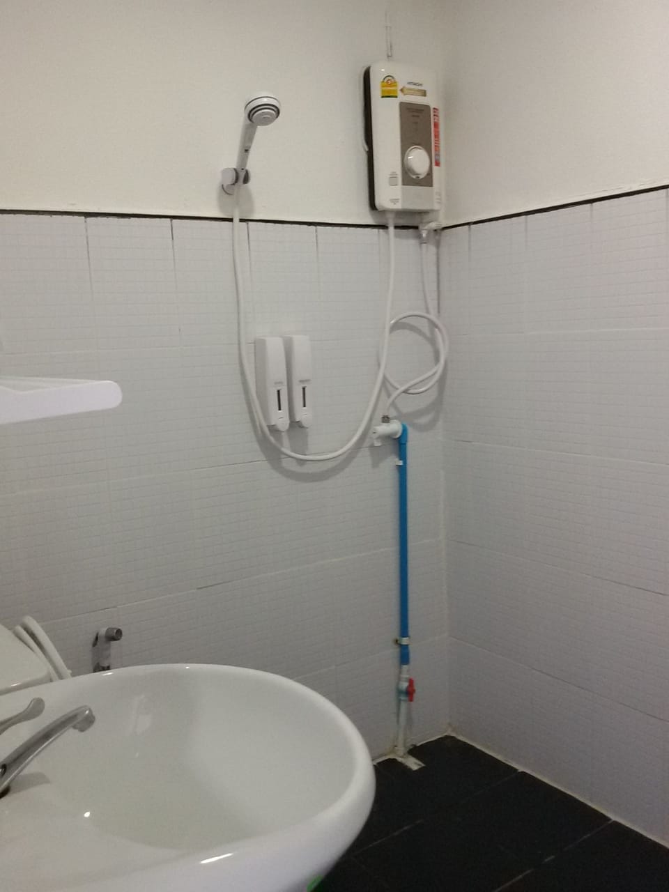 Superior Double Room (Poon Sab) | Bathroom | Shower, free toiletries, towels