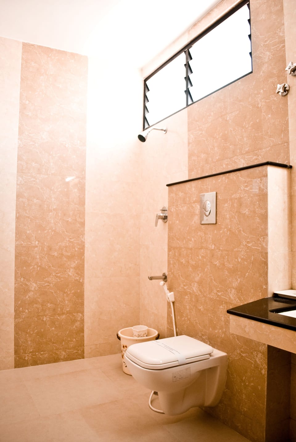 Shower, rainfall showerhead, free toiletries, towels