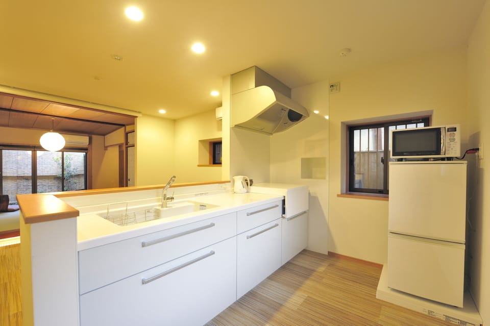 Traditional House | Private kitchenette | Fridge, microwave, coffee/tea maker, electric kettle