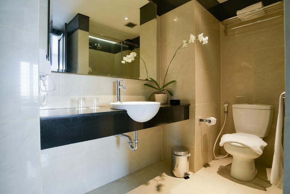 Suite | Bathroom | Shower, free toiletries, slippers, towels