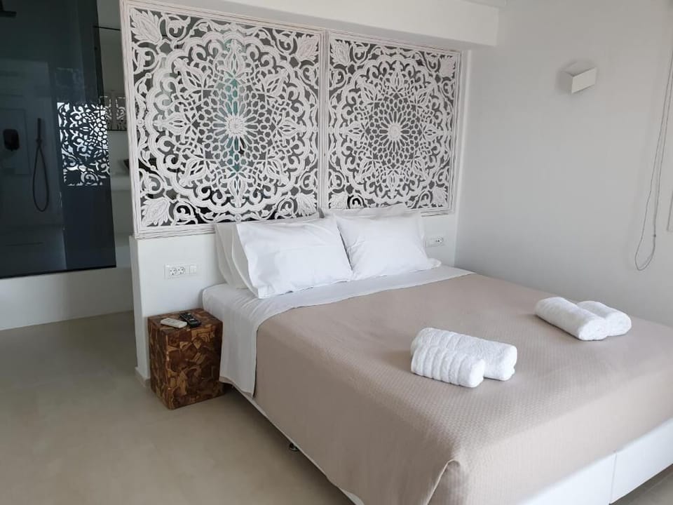 Superior Double Room, Sea View | In-room safe, iron/ironing board, free WiFi, bed sheets