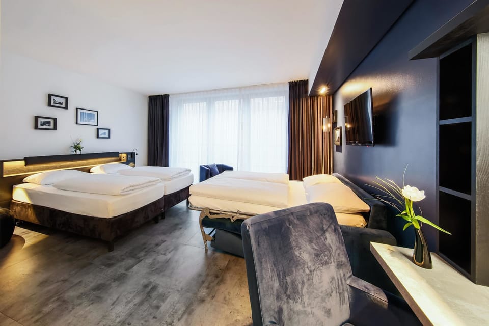  Family & Friends | Premium bedding, minibar, in-room safe, desk